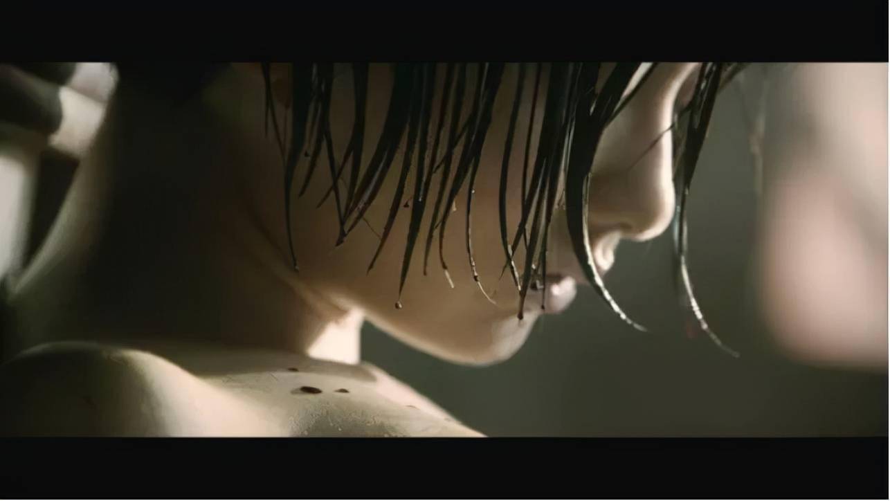 电影《金陵十三钗》里,被日军轮奸之后赤身裸体被钉死在椅子上的豆蔻