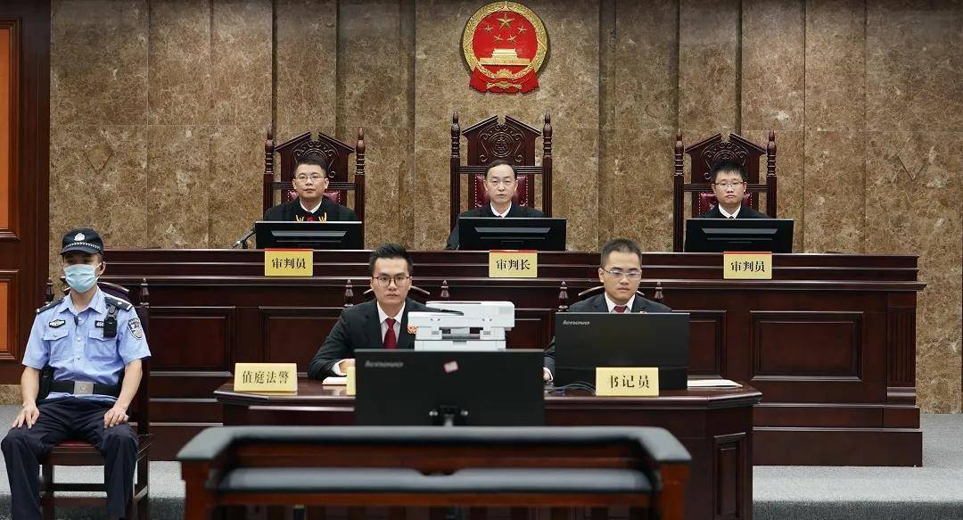 2003年至2019年,被告人徐贵利用其担任巴马瑶族自治县县委书记,钦州