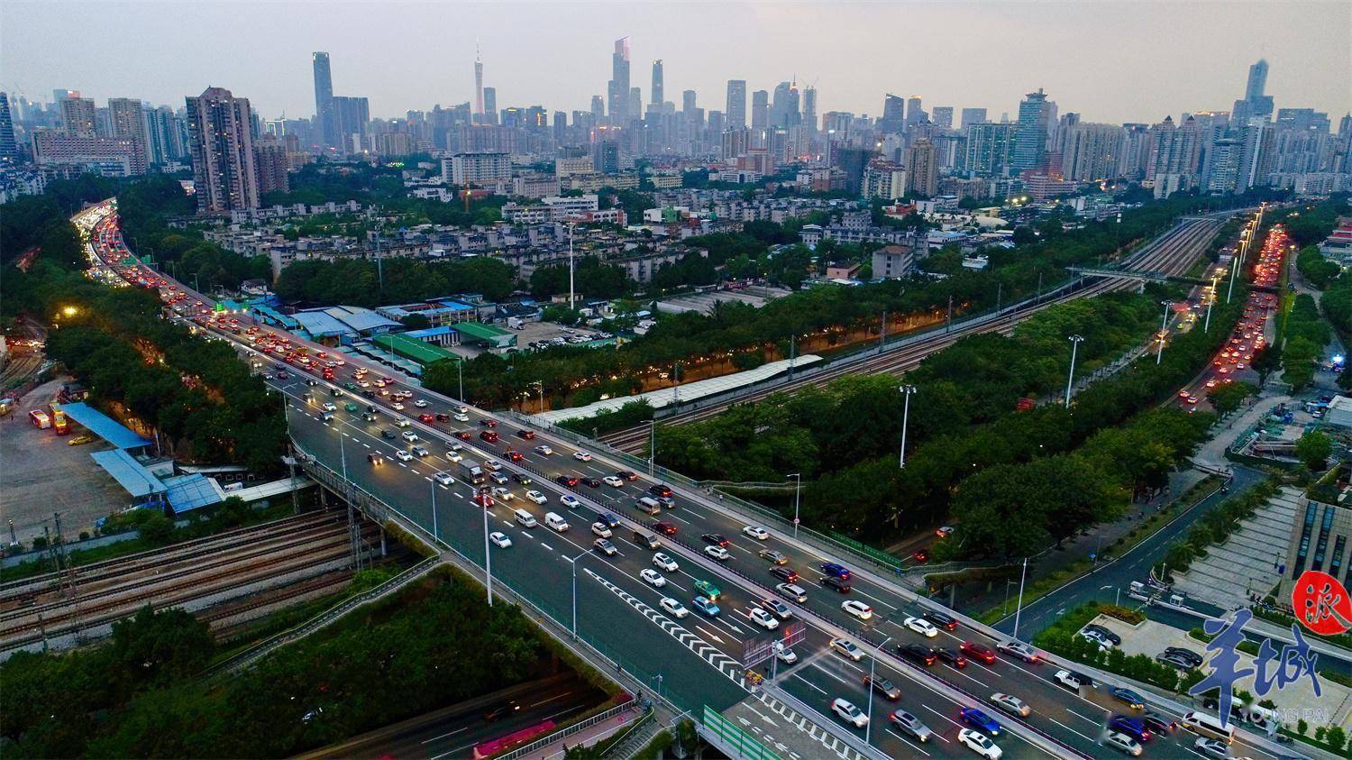 「图集」中秋广州出城高峰,华快现塞车"光带"_羊城