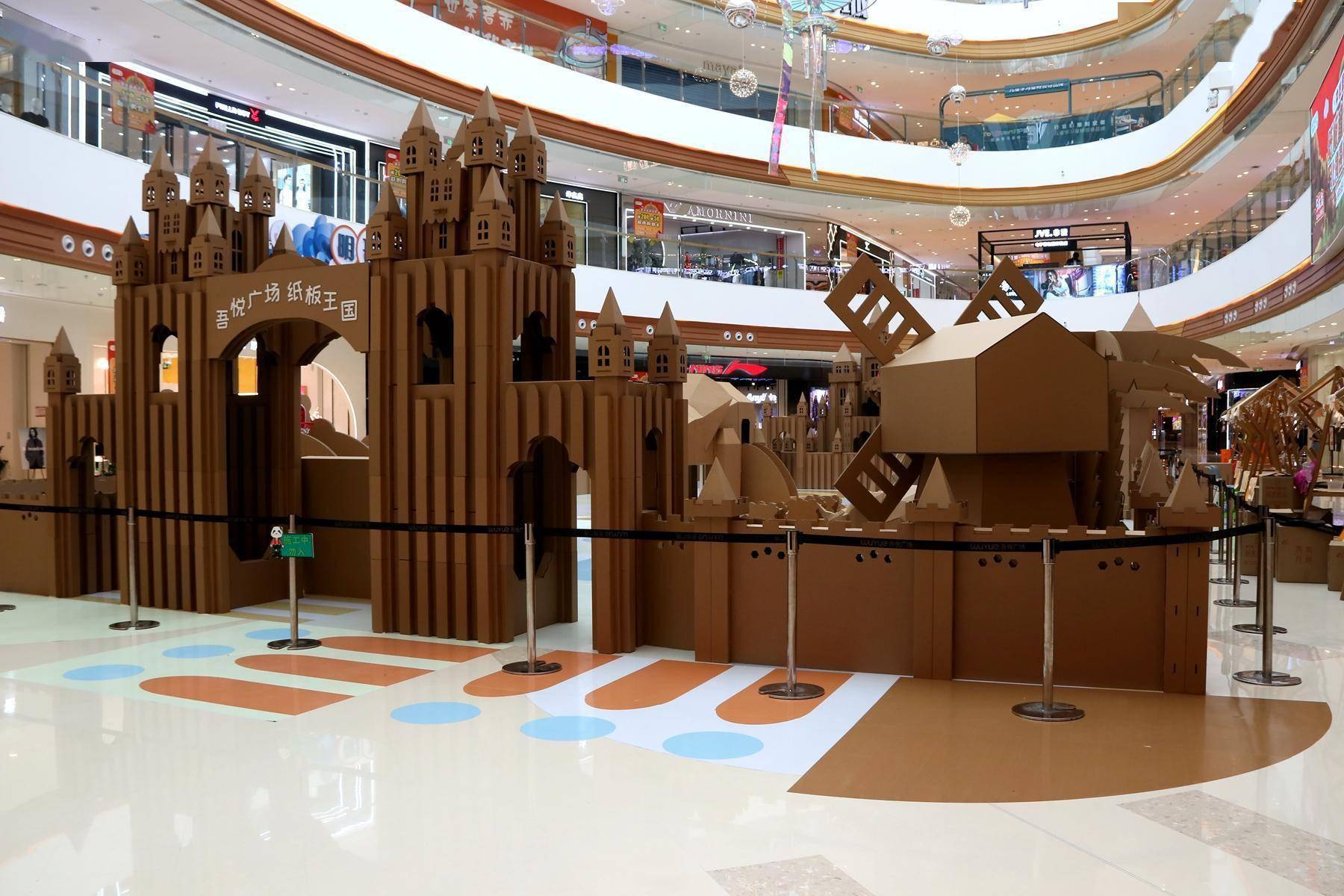 告别冰雪大世界,吾悦广场又建造了一个纸板王国