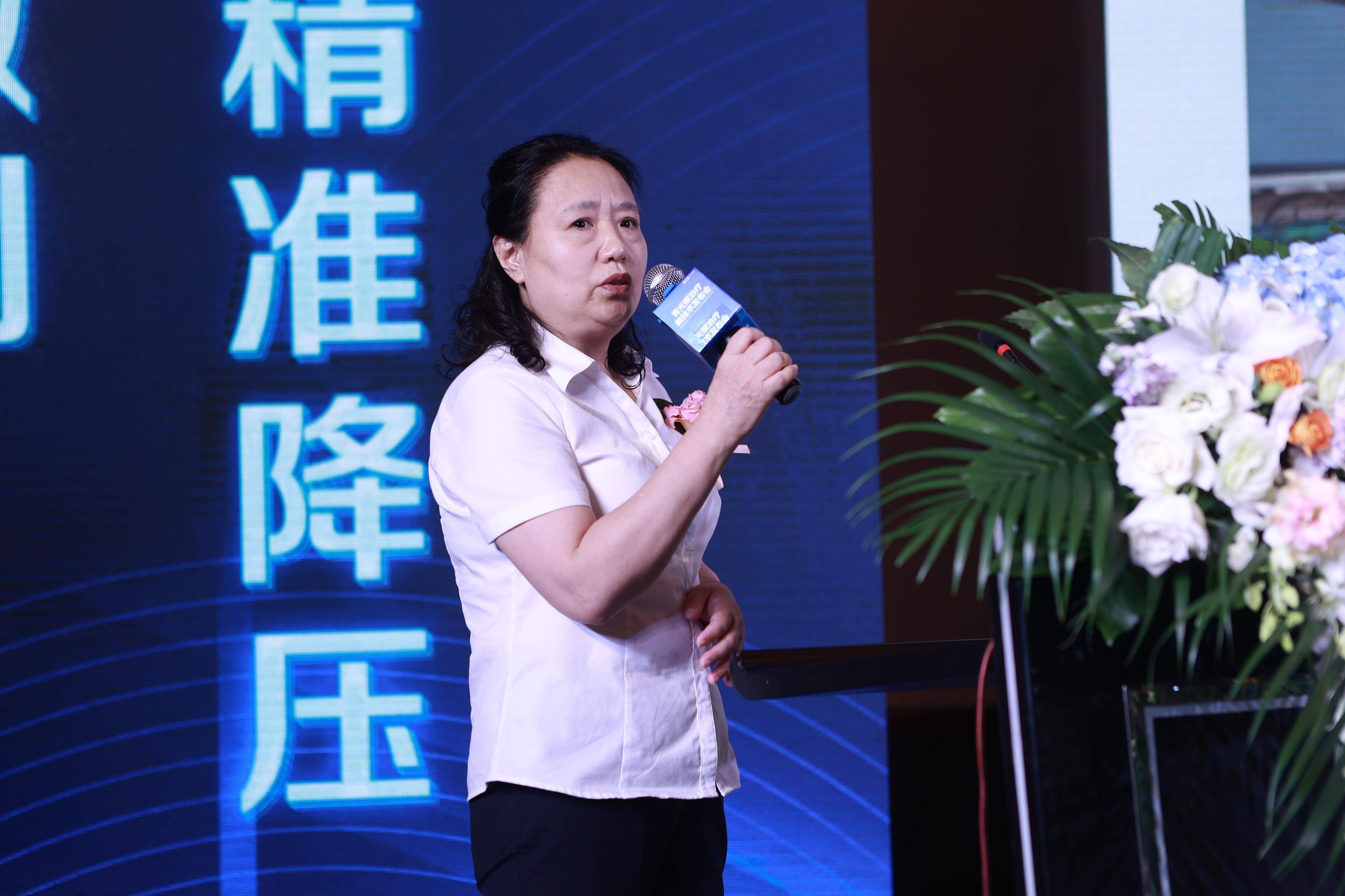 手机|青光眼致盲不可逆，睡前关灯看手机小心青光眼来敲门