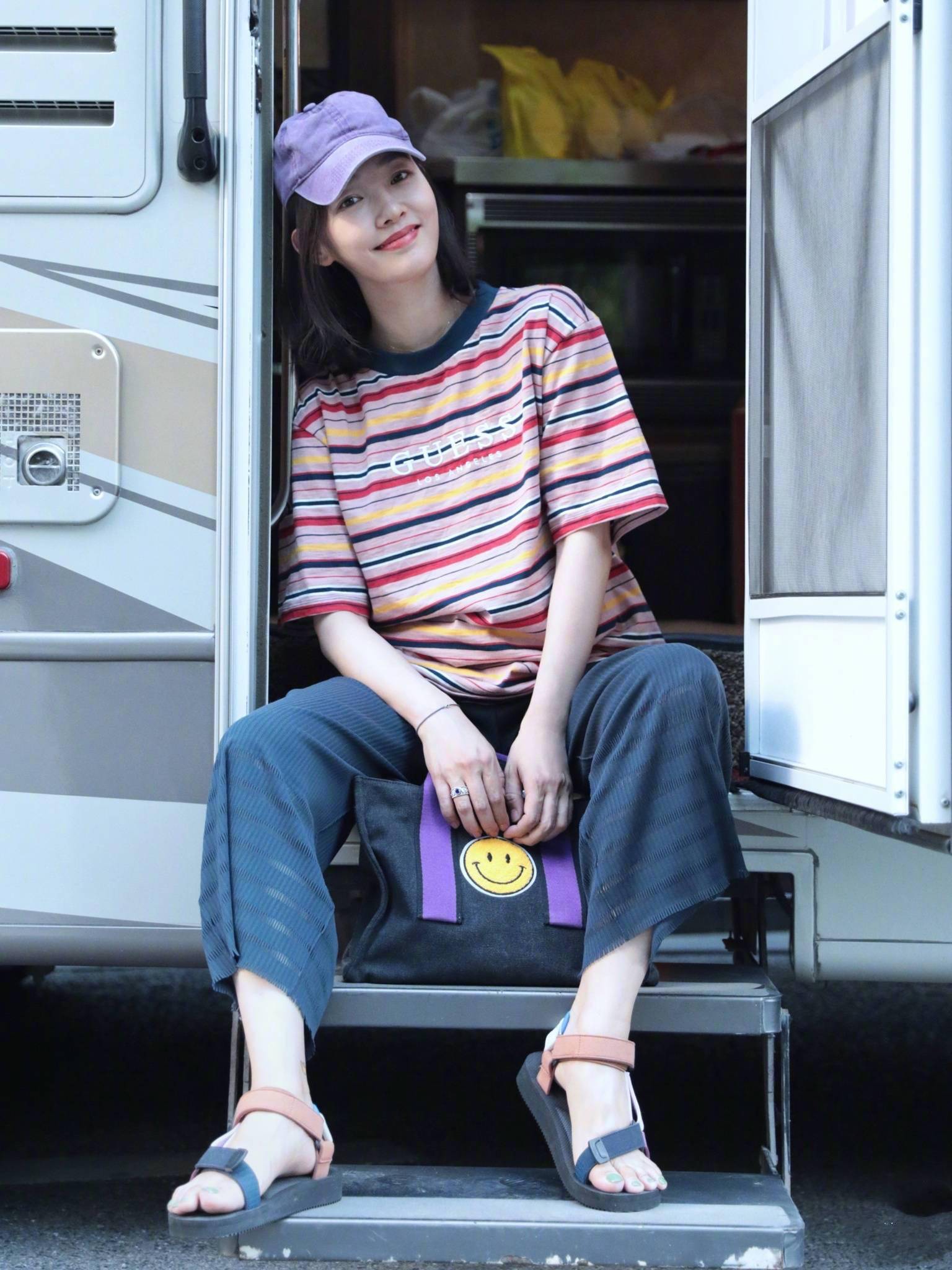 白百何穿衣真的挺保守长裙里面拼一条长裤低调朴素气质更成熟