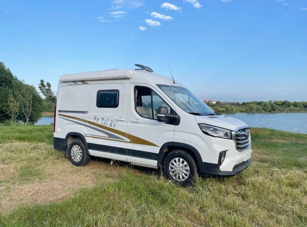 1015成都房车展20万出头入门级房车好选择御泰大通v90短轴高顶房车