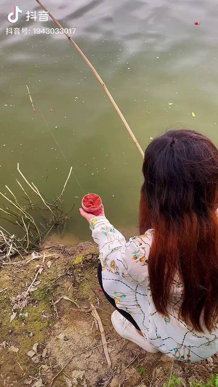 女钓友竹竿都能钓上鱼厉害