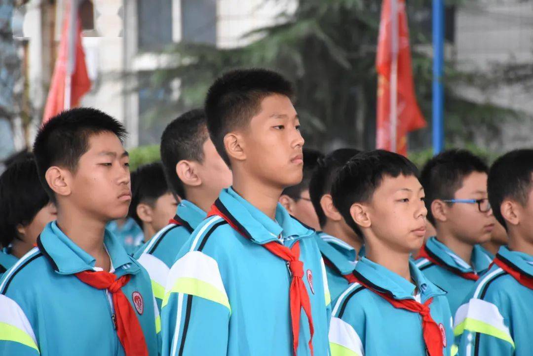 沙河二中举行2021级初一新生军训汇报表演暨表扬大会