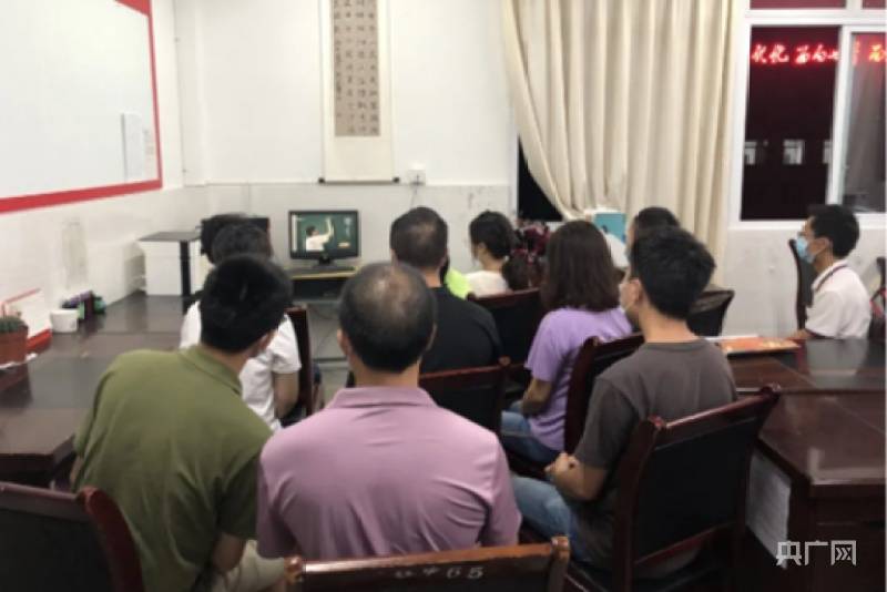 梁平红旗中学组织教师收看(央广网发 梁平区融媒体中心供图)节目从不