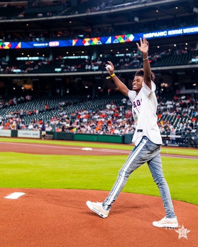 休城的爱!《slam》杂志更新社媒晒杰伦-格林开球照