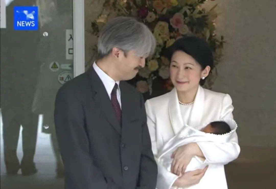 在他出生前,秋筱宫已经有两个女儿,即真子内亲王和佳子内亲王