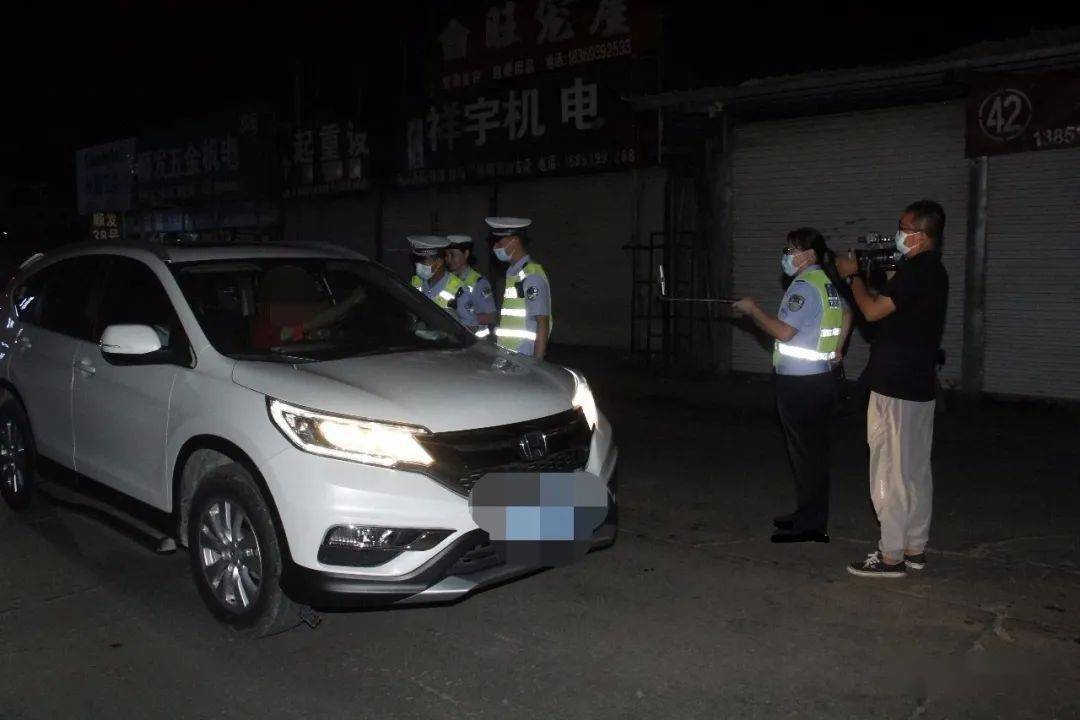 实拍郯城交警夜查酒驾这次又抓到了谁