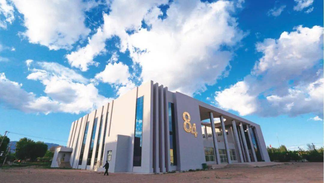 (沈志君 摄)湖北省援建的五师高级中学一隅.