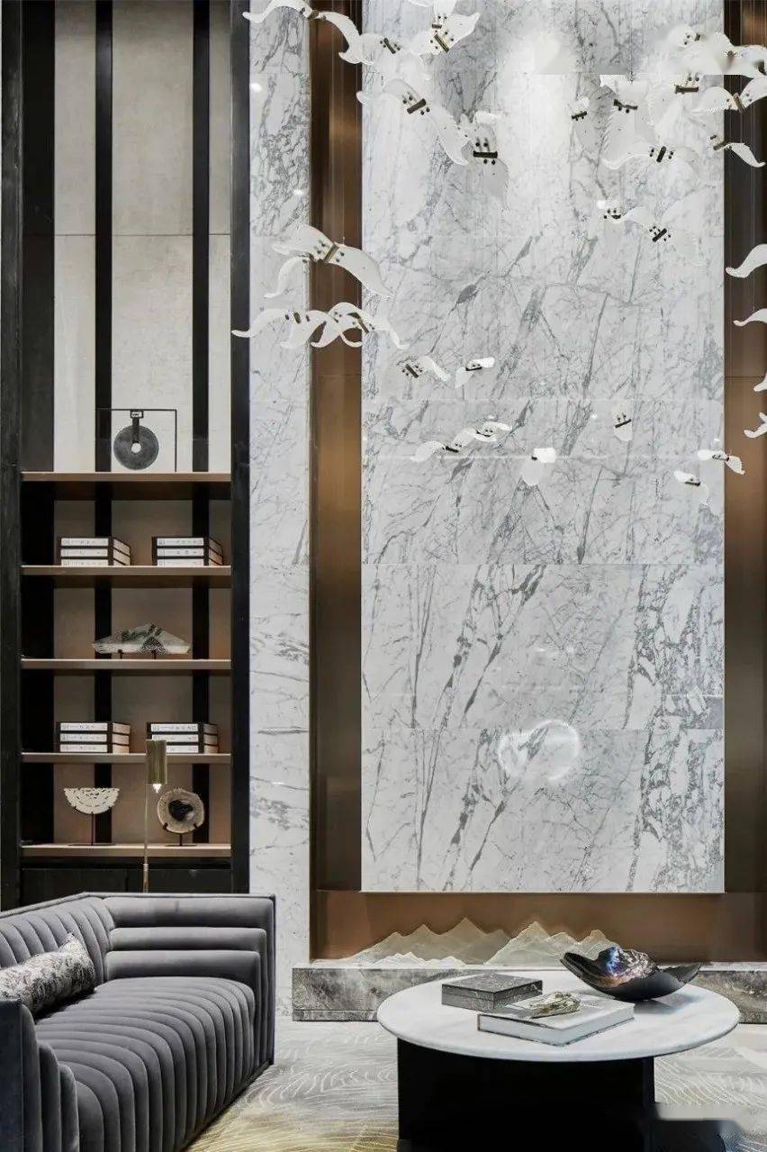 大理石挑高背景墙,中空客厅设计的必要元素