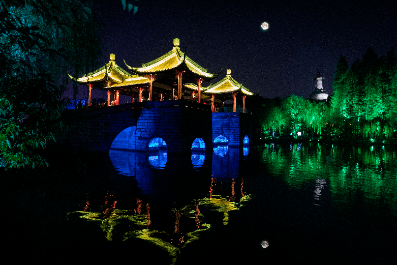19日晚,瘦西湖"二分明月忆扬州"夜游,夜市恢复开放.