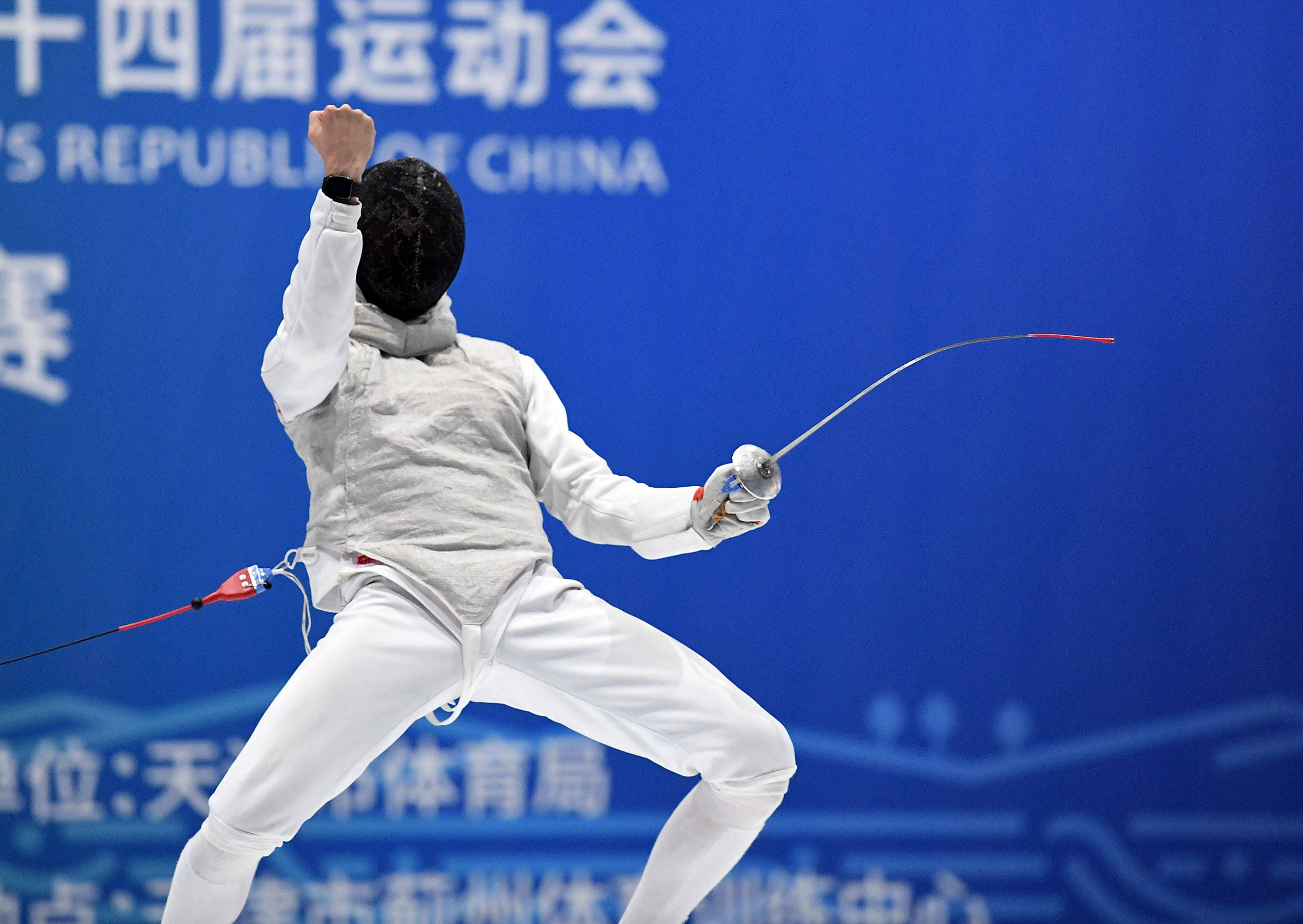 的击剑项目男子花剑团体决赛中,福建队以45比40战胜广东队,夺得冠军