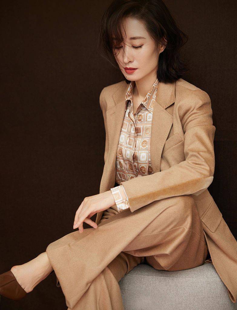 刘敏涛咖色西装套装复古优雅 戴小鹿头饰可爱满分