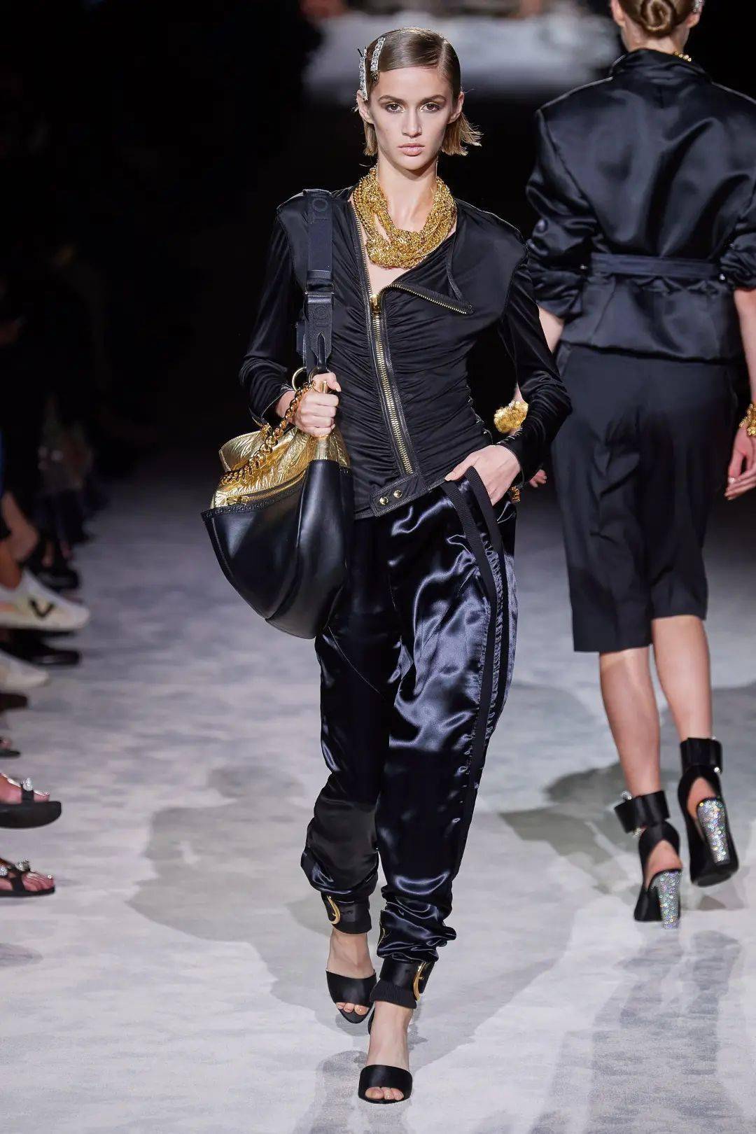 带着|一己之力拯救了Gucci的男人，出走后的他带着全新的运动风潮 SPRING 2022 READY-TO-WEAR，飒爽归来。