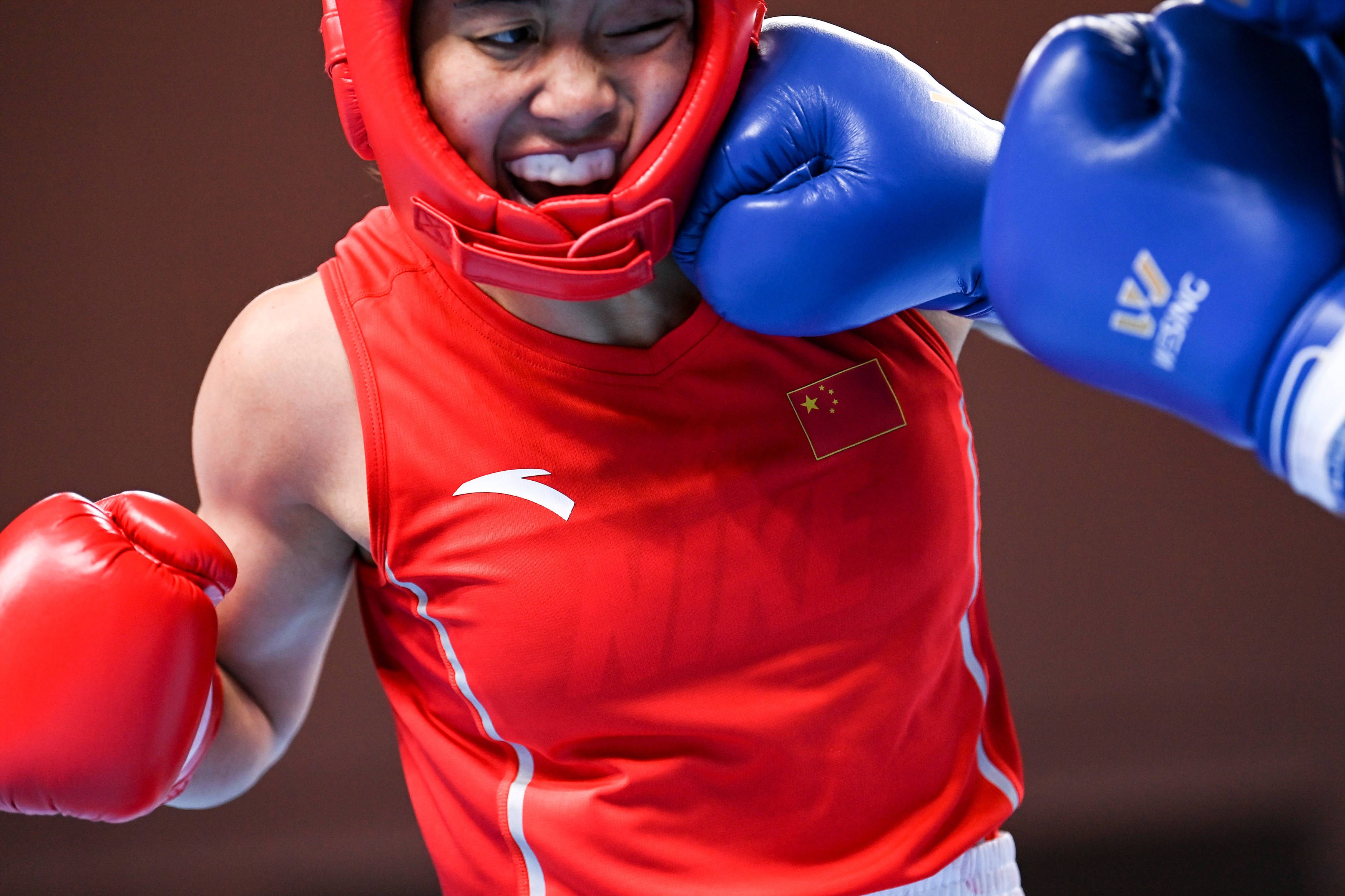 拳击项目女子51公斤级决赛中,河北队选手常园以5比0战胜福建队选手吴