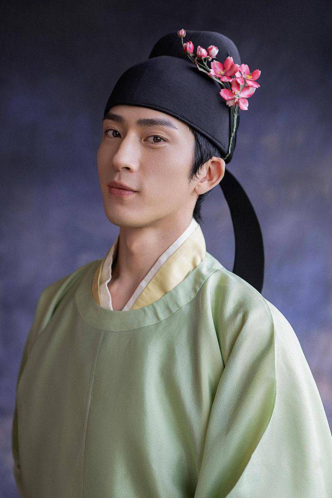 井柏然古装亮相央视中秋晚会.井柏然深沉内敛.