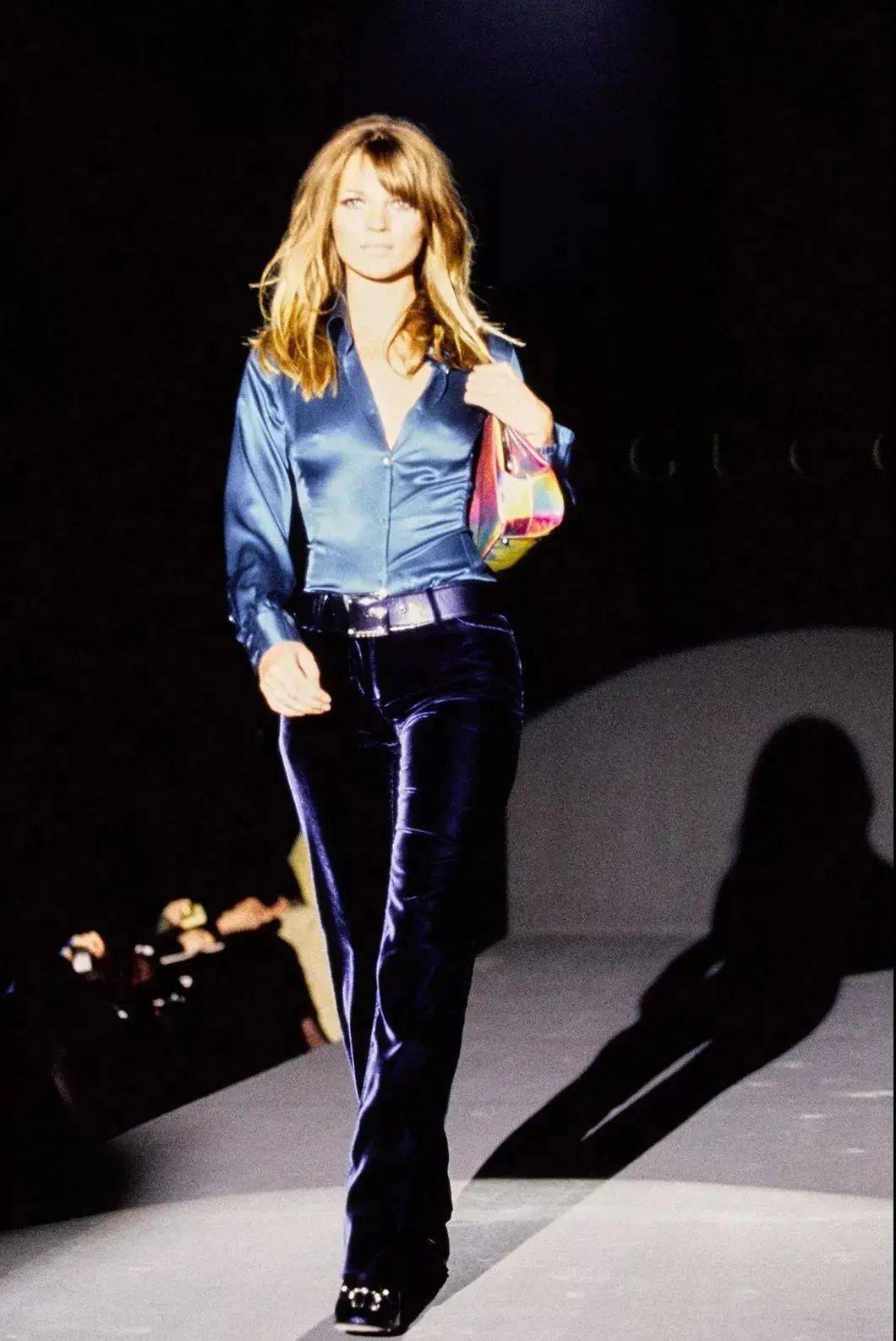 带着|一己之力拯救了Gucci的男人，出走后的他带着全新的运动风潮 SPRING 2022 READY-TO-WEAR，飒爽归来。