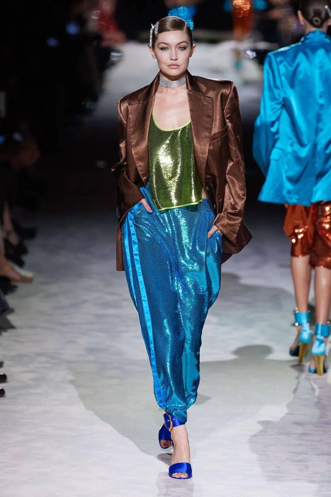 带着|一己之力拯救了Gucci的男人，出走后的他带着全新的运动风潮 SPRING 2022 READY-TO-WEAR，飒爽归来。