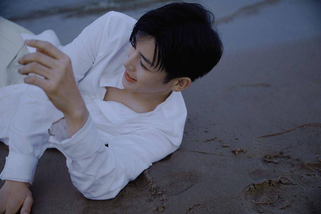 侯明昊中秋盐系写真曝光 穿白衬衫漫步海边少年感十足