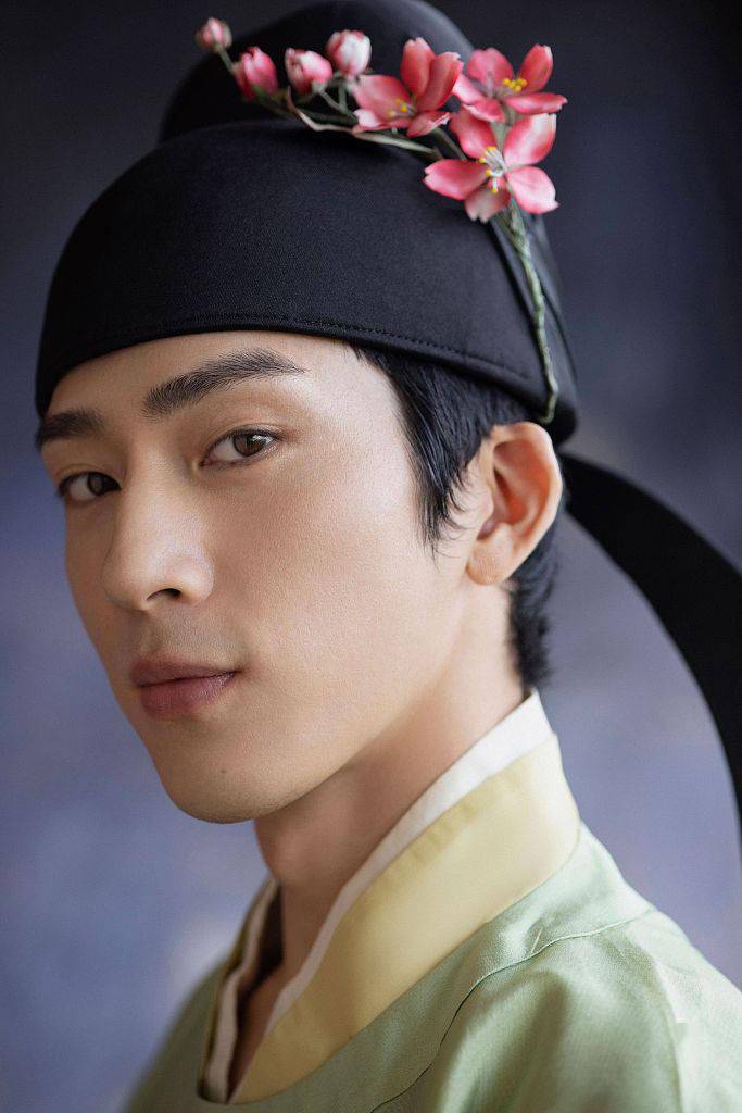 井柏然央视中秋晚会写真变贵公子古装扮相温文尔雅拉满期待值