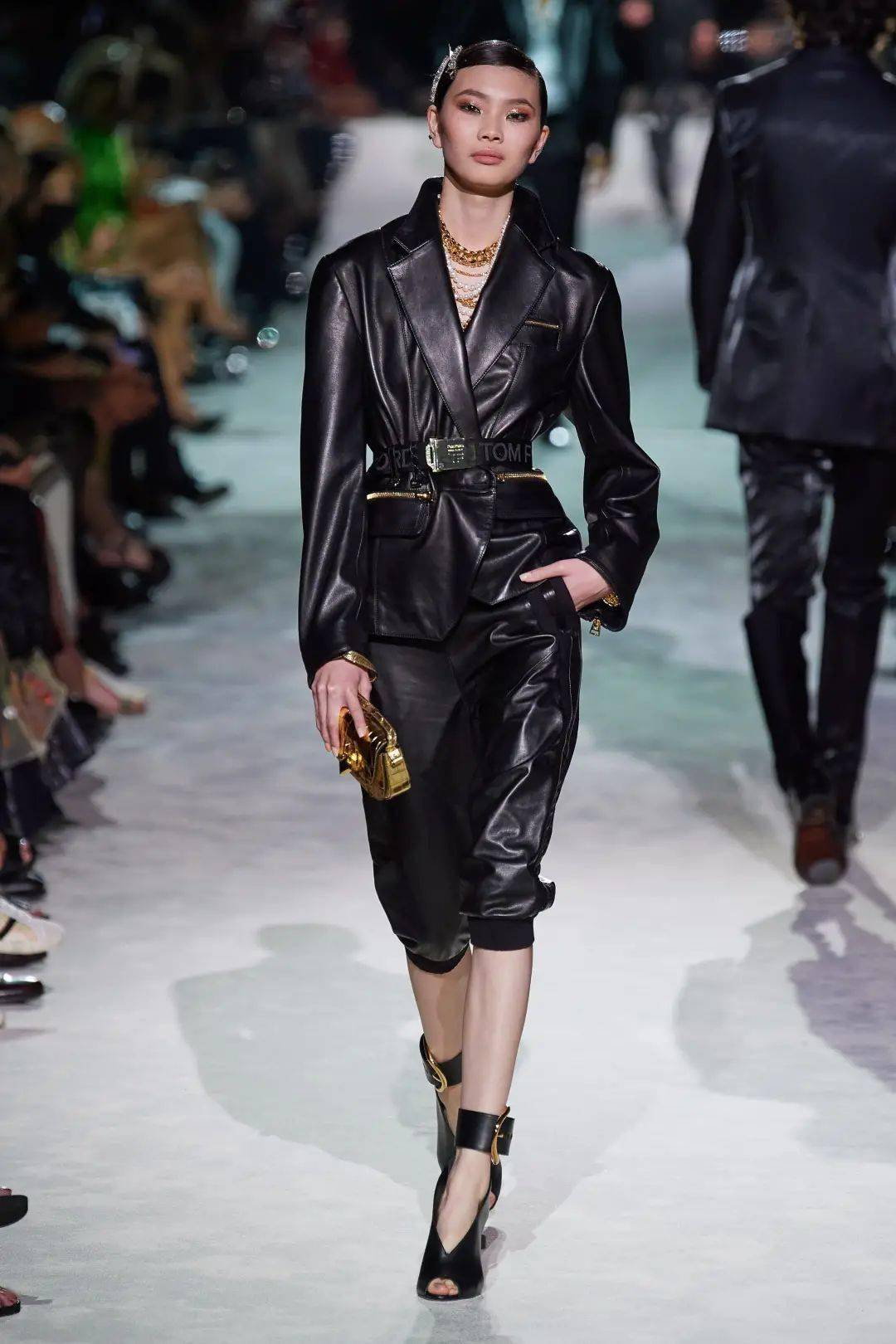 带着|一己之力拯救了Gucci的男人，出走后的他带着全新的运动风潮 SPRING 2022 READY-TO-WEAR，飒爽归来。