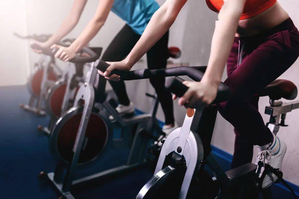 现在基本去一个健身房,都有动感单车的身影,一节40分钟的动感单车练习