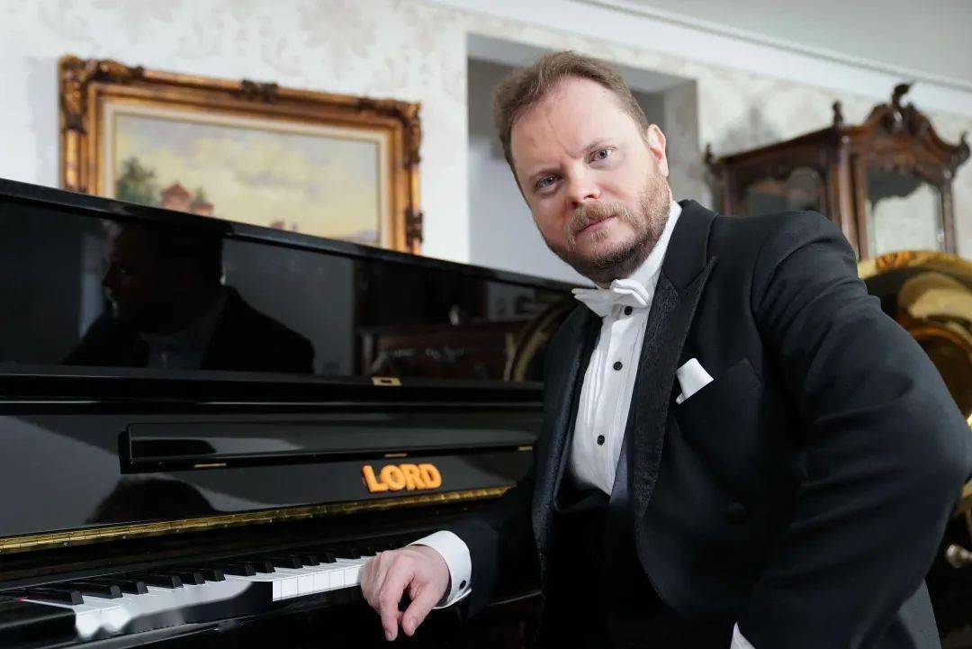 千万别听这位巴西小哥弹琴.他会用ak47弹喀秋莎