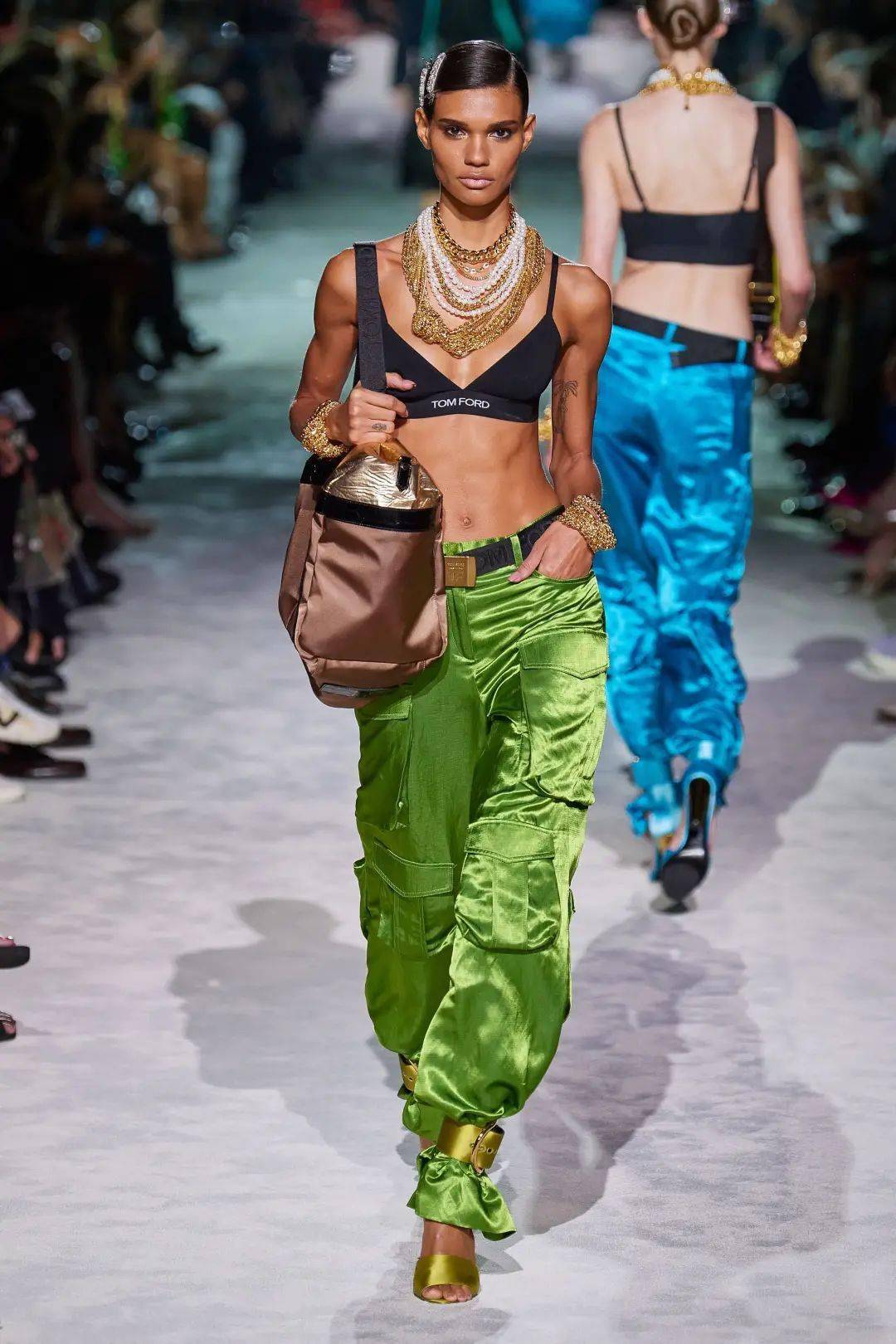 带着|一己之力拯救了Gucci的男人，出走后的他带着全新的运动风潮 SPRING 2022 READY-TO-WEAR，飒爽归来。