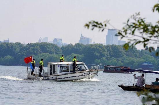 节日里的坚守：西湖民警“水陆空”立体巡防护平安