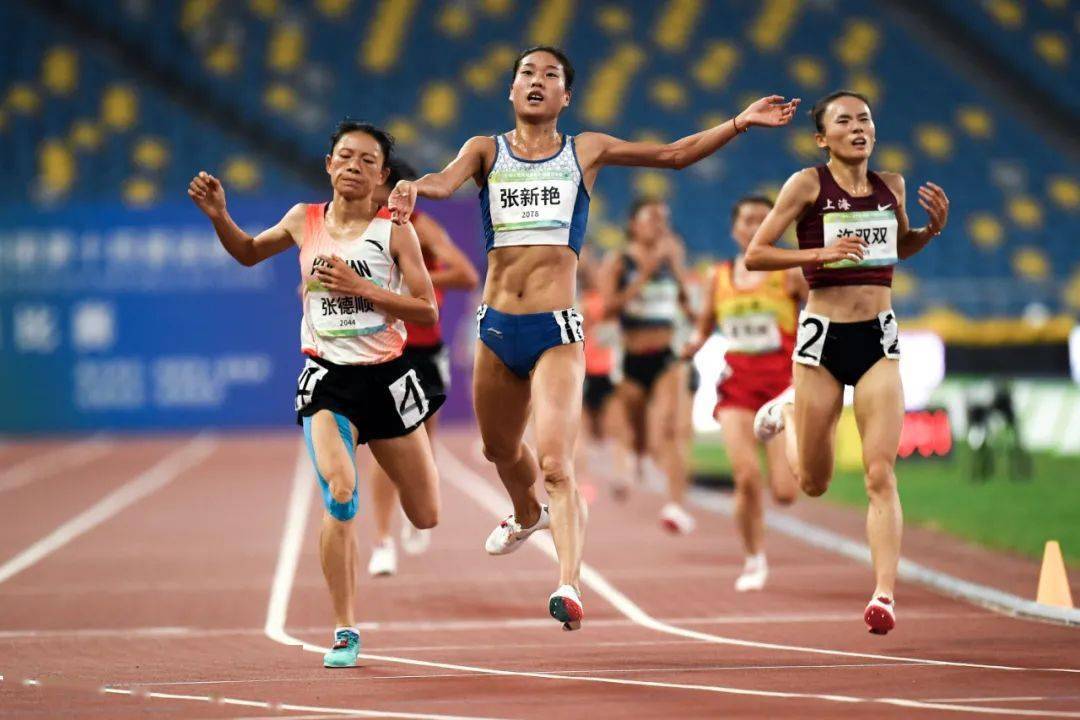 以15分53秒92的成绩,夺得2021年第十四届全运会女子5000米冠军