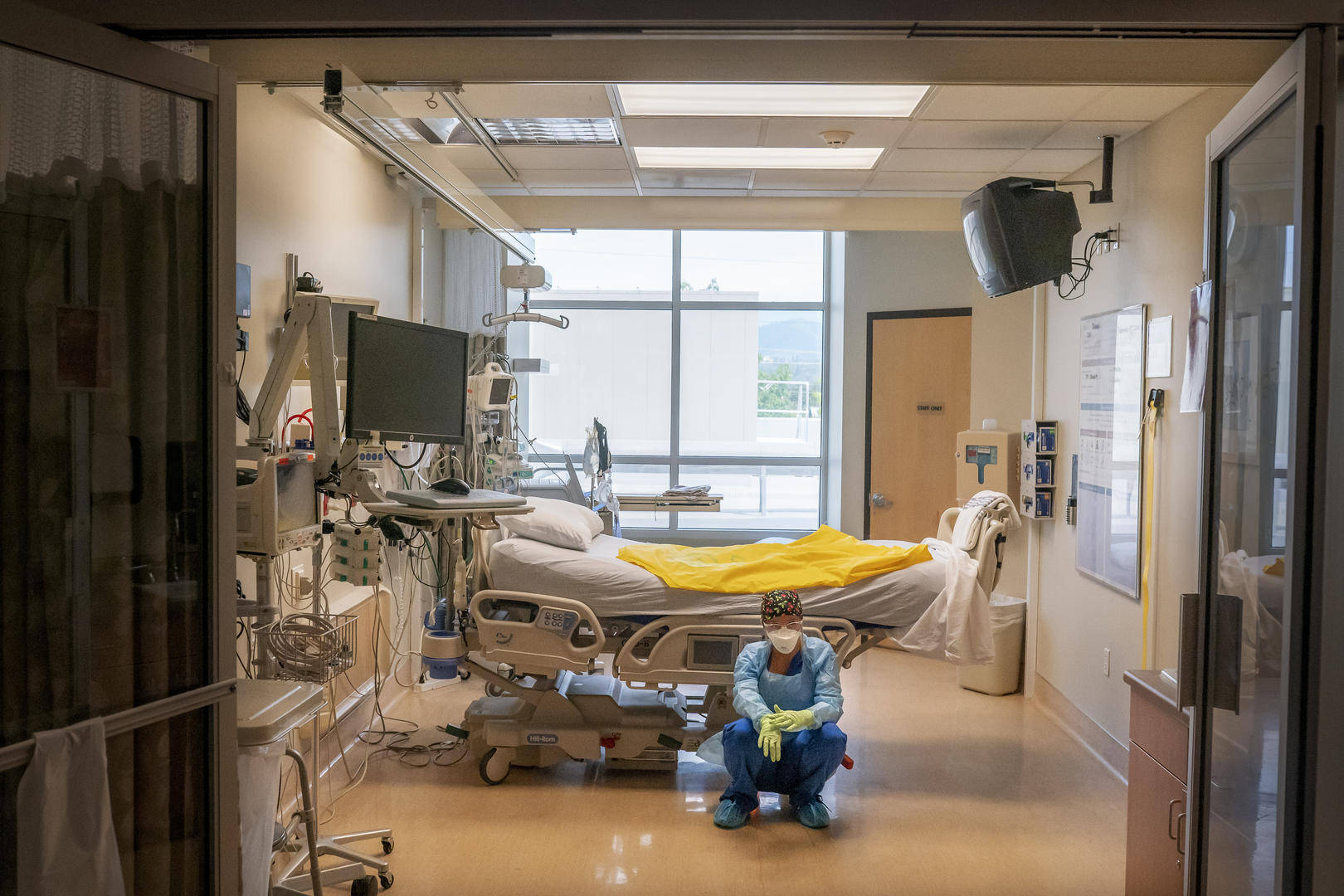 一名护士在重症监护室等待从急诊室送来的下一名新冠患者