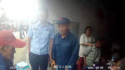 妇女|街头掏耳朵乘人不备藏进耳结石