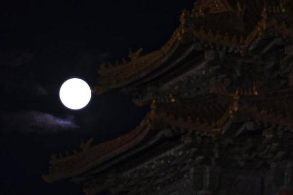 头条|摄影爱好者中秋故宫角楼拍圆月