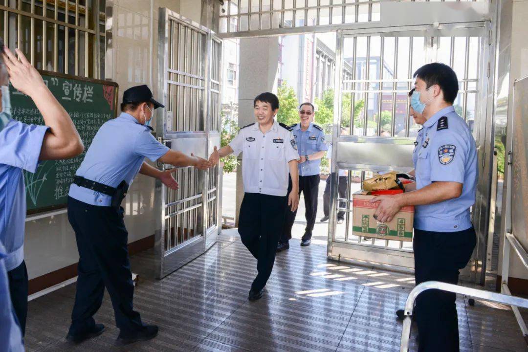 节日期间送关怀 深入走访暖人心--微湖监狱开展中秋走访慰问活动_干警