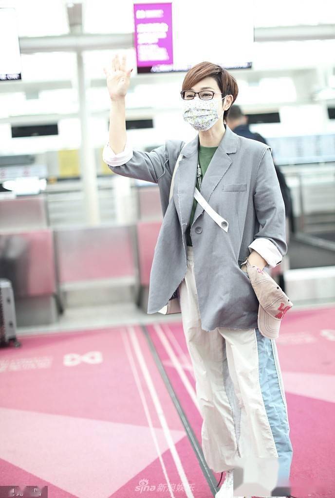 55岁陈法蓉穿灰色西服外套干练有型 一路挥手彰显亲和力