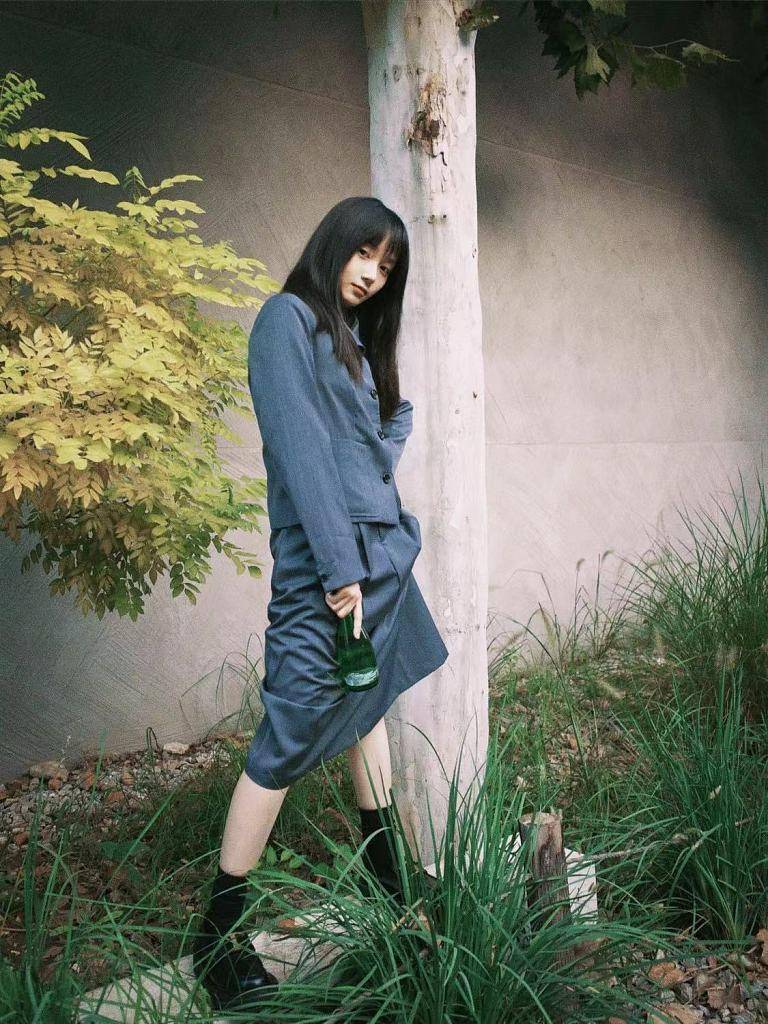 2021年9月22日讯,卜冠今拍摄一组纯欲风写真,她
