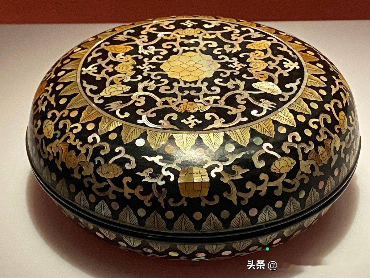 透明的贝壳薄片裁切纹样,将其底面衬上不同的色彩后再嵌贴到漆器表面