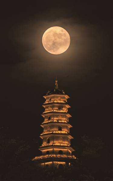 用望远镜看月亮上面全是坑