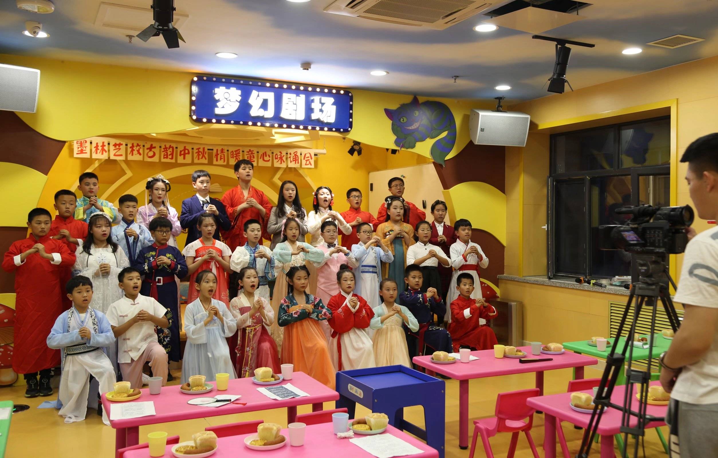 黑龙江省牡丹江市墨林艺术学校关工委携手中视书店举行"古韵中秋 情暖