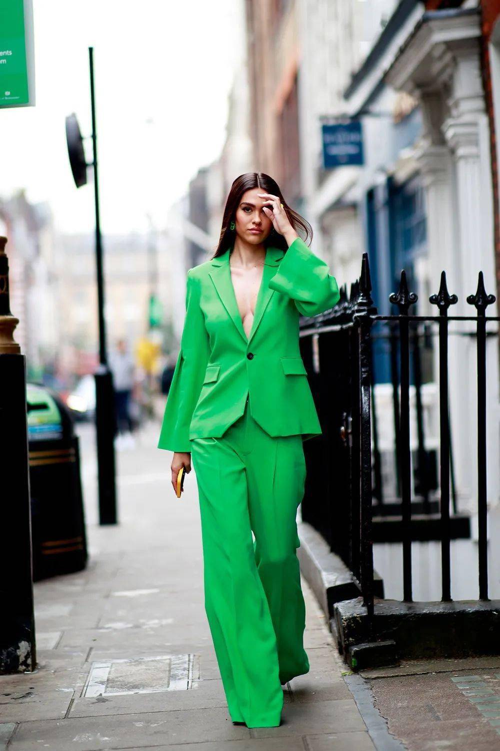 推荐墨绿色或者深绿色,这种成熟的绿反而更好穿,更能体现穿着者的内涵