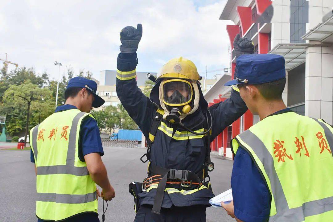 消防队日常训练实际,设置了100米负重跑,个人防护装备佩戴操和两枪二