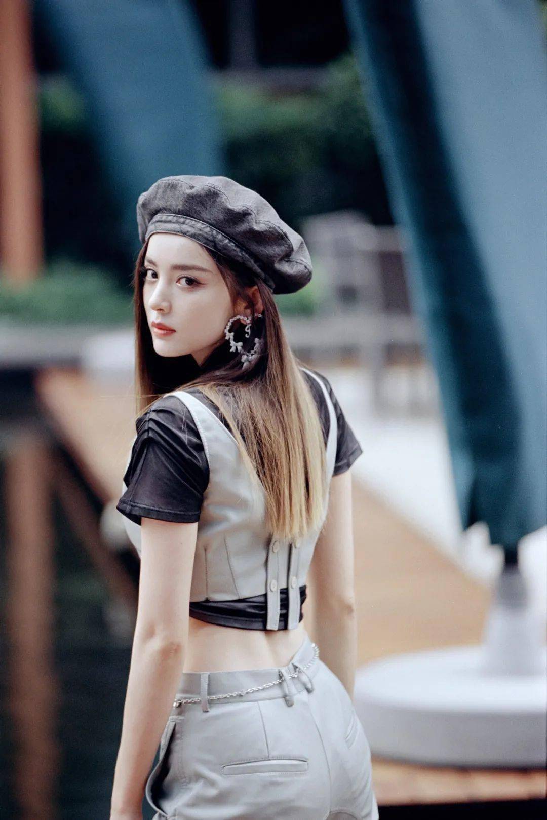 感觉 娜扎最近穿了好几遍的单品 马甲叠穿到底有多香?