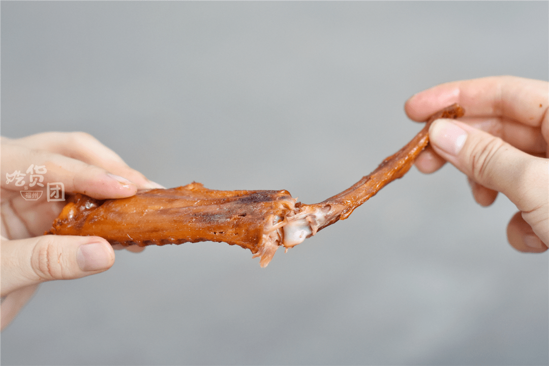 翅与翅之间连着坚硬的骨头,没有点力气还真不好把他们掰开,我喜欢先啃