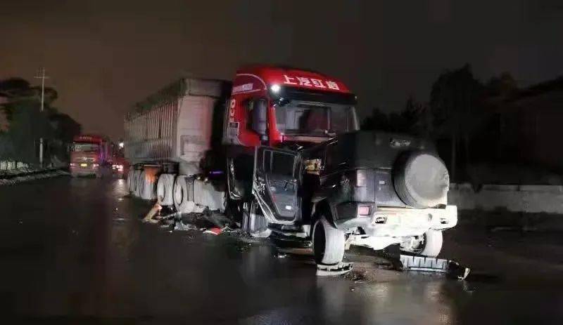 朔州:一辆小车与半挂车相撞,车毁人亡.