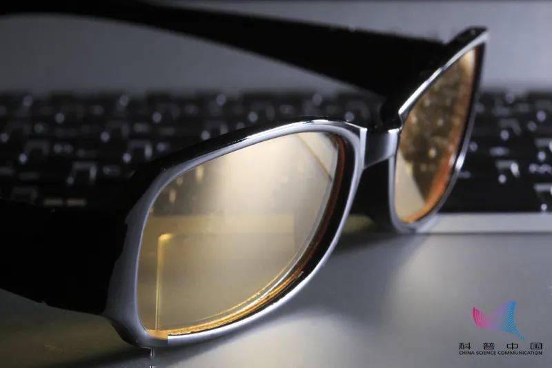 视网膜|防蓝光眼镜能护眼，还能预防近视？注意！不是所有人都适合戴……