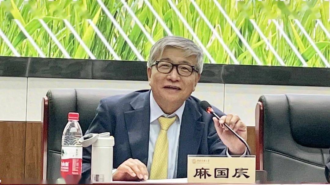 中央民族大学党委常委,副校长,民族学与社会学院长麻国庆为2021级新生