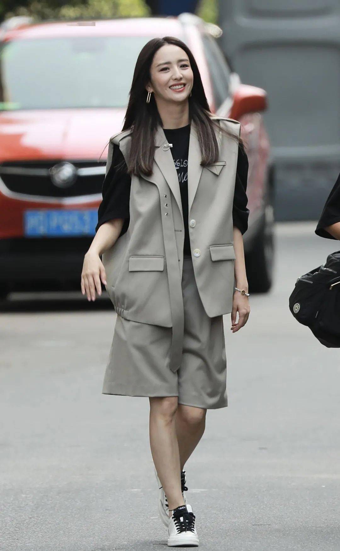 感觉 娜扎最近穿了好几遍的单品 马甲叠穿到底有多香?