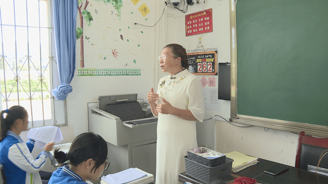 榜样在身边四川省特级教师吴艳30载春秋育人才一生无悔站讲台