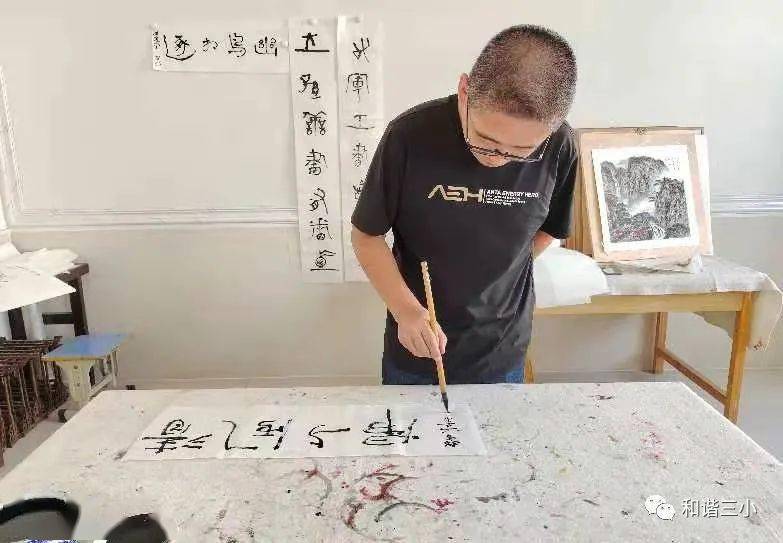 和谐三小教师风采守初心勤耕耘记迁安三小美术教研组长曹政老师